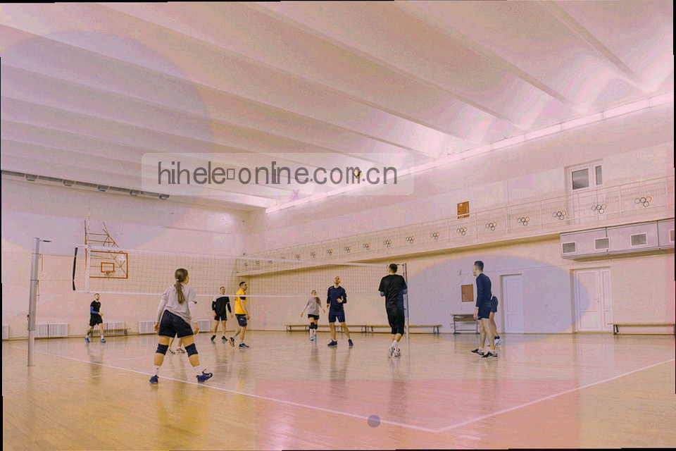 清晨城市天际线，冷灰建筑群配暖橙天光，画面中没有人脸可辨